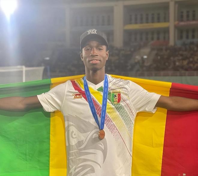 穆古鲁扎迎来七赛季出色发挥，切尔西观众热烈欢呼！